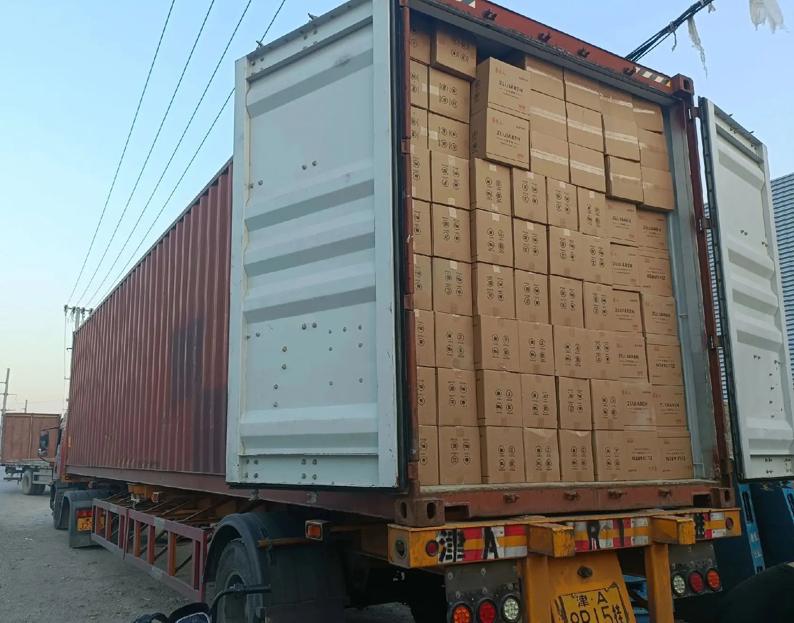 Reinforced export cartons stacked on fumigation-free pallets