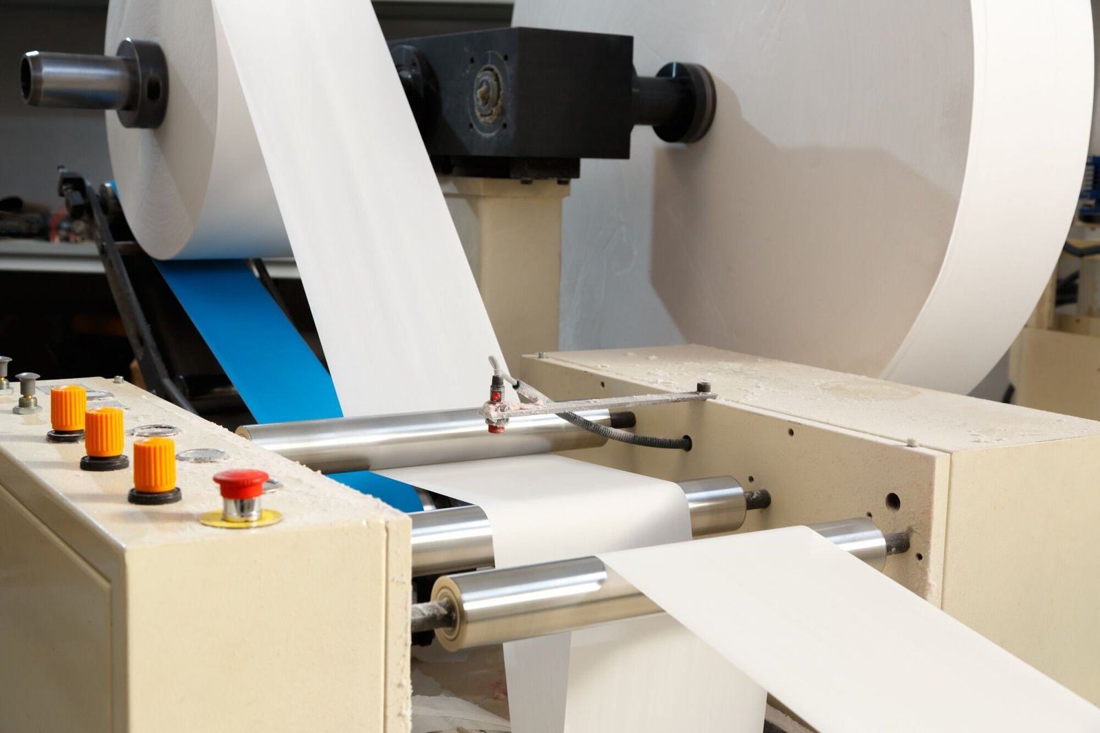 High-speed folding line producing V-fold and Z-fold hand towels
