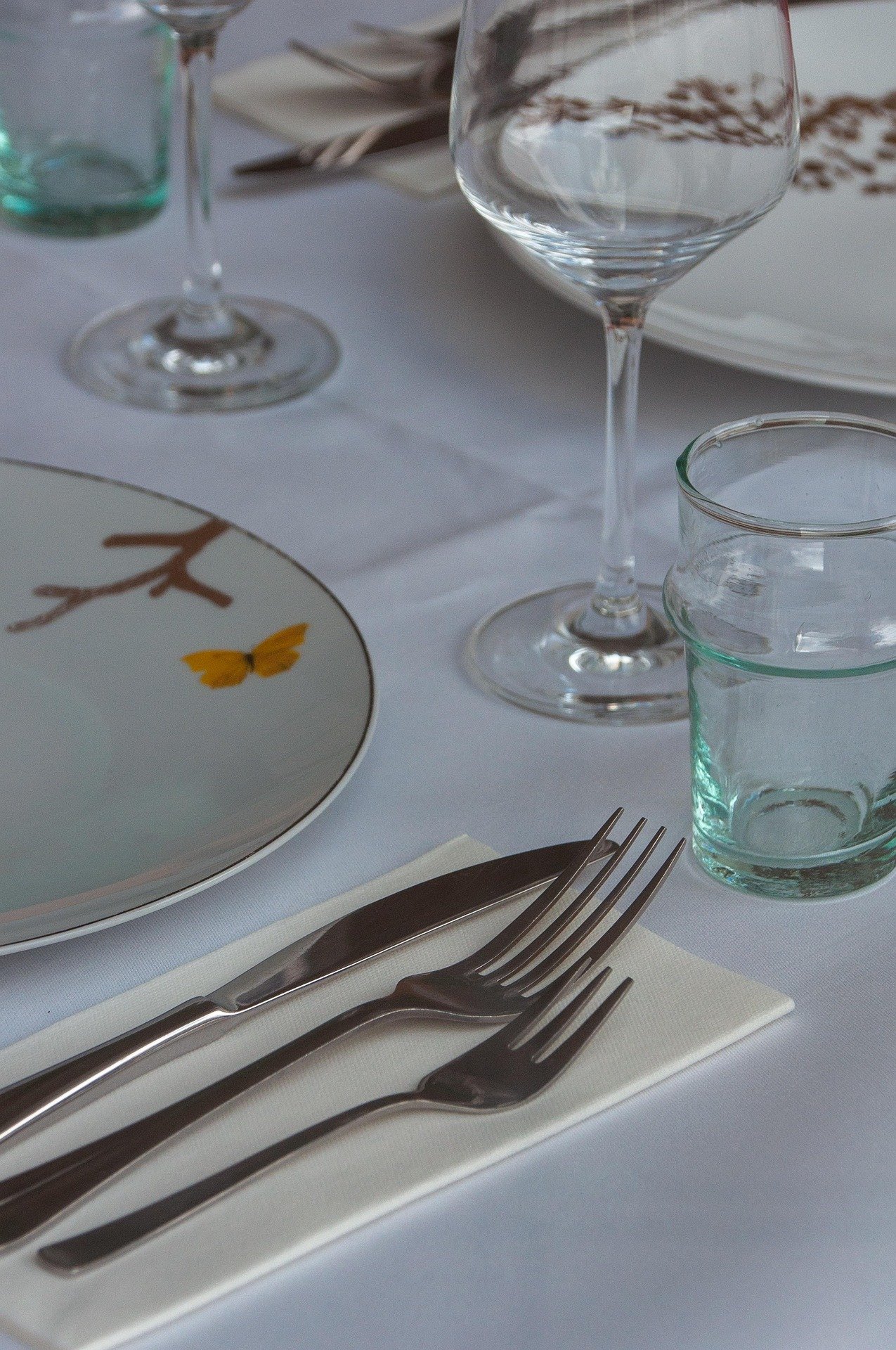 Catering table set with jumbo kitchen roll format